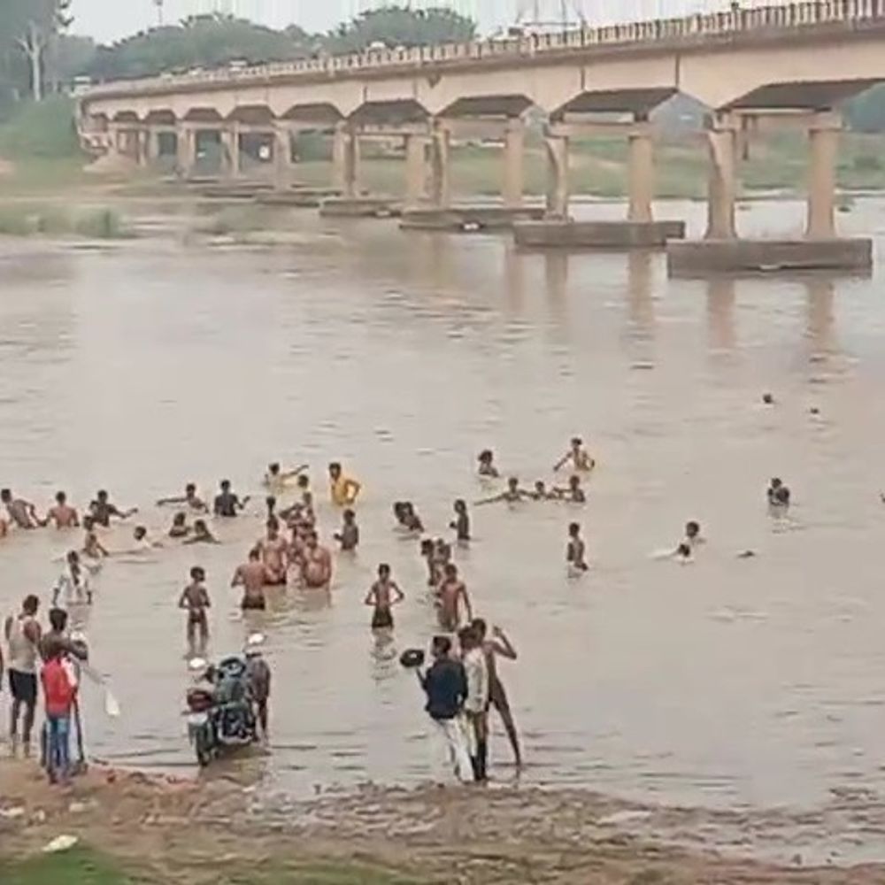 दूसरी सोमवारी पर किऊल नदी में नहाते समय किशोर बहा:जमुई में पुलिस ने समय पर बचाया, अस्पताल में भर्ती