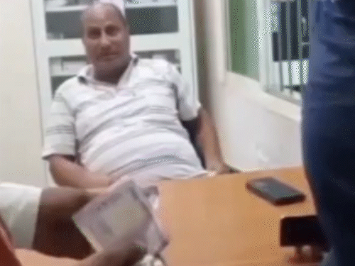 लौरिया CHC के डॉक्टर पर रिश्वत लेने का आरोप, VIDEO:मरीज की इंजरी रिपोर्ट के लिए मांगे 200 रुपए, वीडियो वायरल होने पर जांच शुरू
