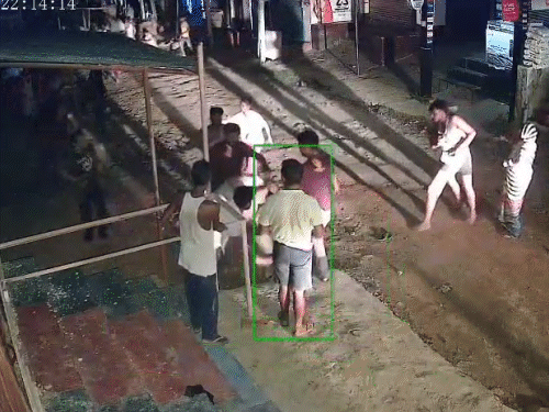 मुजफ्फरपुर में बीच सड़क पर मारपीट:रास्ते के विवाद में दो पक्षों के लोगों ने एक दूसरे को पीटा, घटना CCTV में कैद, वीडियो वायरल