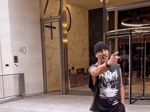 लंदन में सीक्रेटली रिकॉर्डिंग होने पर भड़के अक्षय कुमार:गुस्से में कैमरा छीनने की कोशिश की, बाद में फैन के साथ क्लिक करवाई तस्वीरें