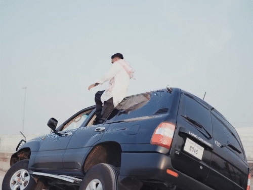 स्टंट करते हुए रैपर एमिवे बंटाई के साथ हुआ हादसा:शूटिंग के बीच कार से उछलकर दूर जाकर गिरे, नहीं आई कोई चोट; खुद शेयर किया वीडियो