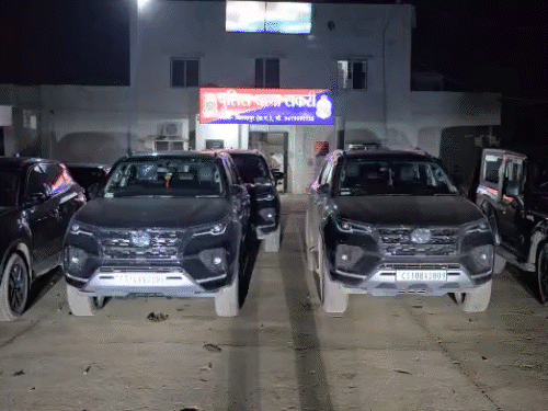 लग्जरी-कारों से NH जाम किया...रईसजादों की गाड़ियां जब्त:हाईकोर्ट की फटकार के बाद 7 युवकों पर FIR; 2000 का जुर्माना भरकर छूटे थे
