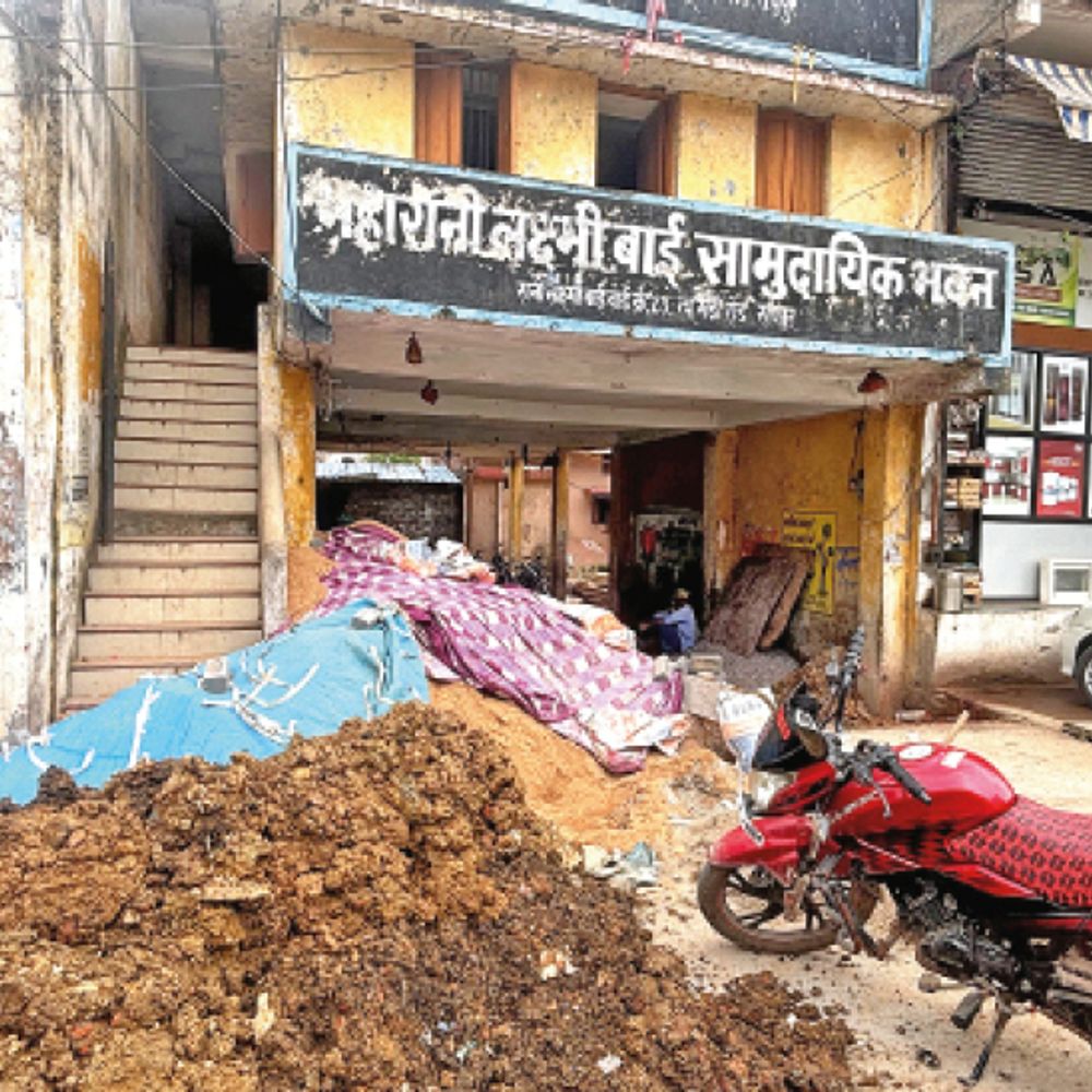 मरीजों को नर्स और फार्मासिस्ट दे रहे दवाई:शहर के 52 मोहल्ला क्लीनिकों में से 25 में डॉक्टर नहीं