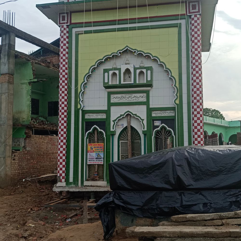 बिजनौर-आगरा हाईवे चौड़ीकरण में बाधक दरगाह हटाई:याकूब शाह अली चिश्ती दरगाह की मजार 5 फीट शिफ्ट, 24 जुलाई तक पूरा करना है काम