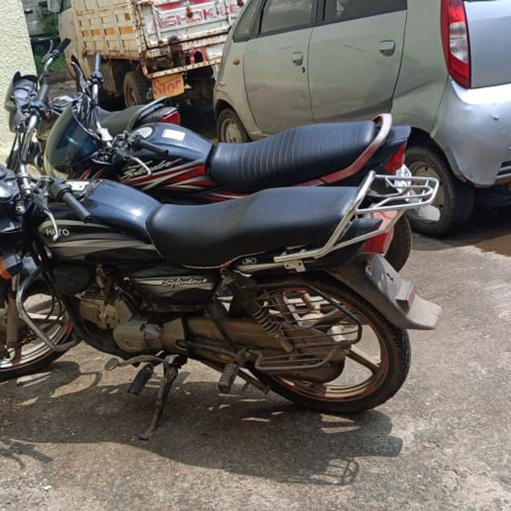 सांची पार्लर और बाइक चोरी में 7 आरोपी गिरफ्तार:आरोपियों में चोरी का सामान खरीदने वाले भी शामिल