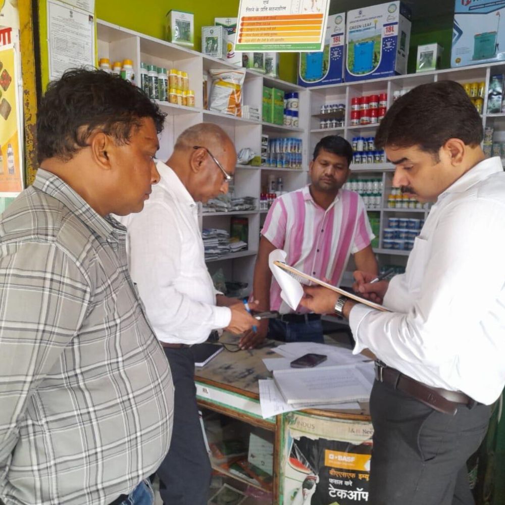 BKT में खाद की कालाबाजारी पकड़ी:145 बोरी यूरिया छिपाकर रखी; POS मशीन में नहीं दर्ज; दुकान का लाइसेंस रद्द