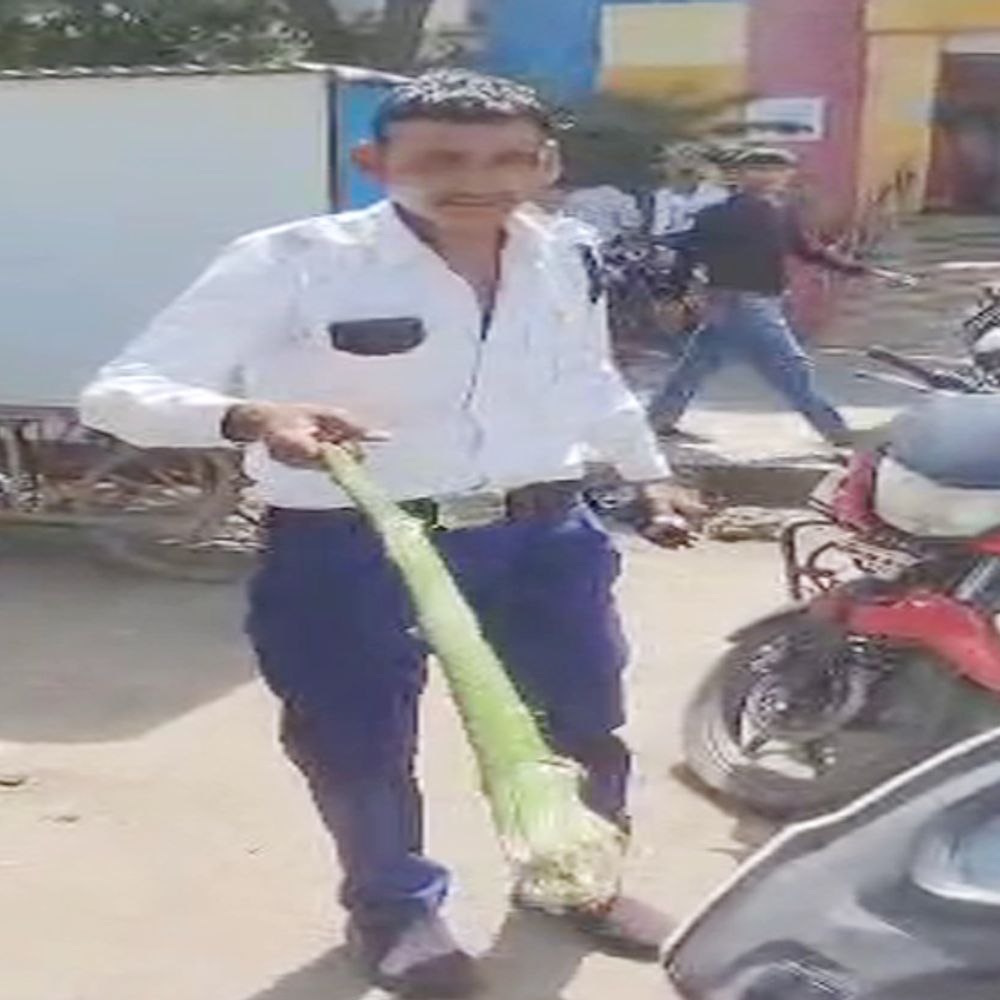 नशे में ड्यूटी कर रहा ट्रैफिक आरक्षक निलंबित:VIDEO आया सामने; चारधाम मंदिर क्षेत्र में श्रद्धालुओं से मारपीट की कोशिश, डंडा लहराया
