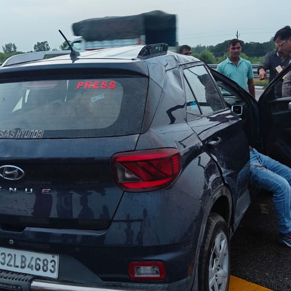 पूर्वांचल एक्सप्रेस-वे पर भीषण सड़क हादसा:ओवरटेक के दौरान कार पलटी, एक की मौत; दूसरी गाड़ी भी क्षतिग्रस्त