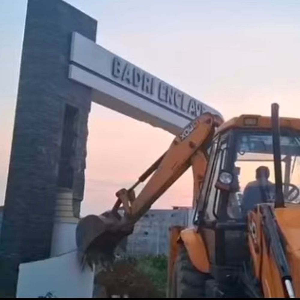 लखीमपुर में अवैध प्लाटिंग पर प्रशासन की कार्रवाई:बद्री एन्क्लेव की अवैध प्लाटिंग पर चला बुलडोजर, जारी किया गया था नोटिस