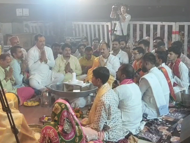 82 करोड़ श्रद्धालुओं ने की पार्थिव शिवलिंग की पूजा:सावन शिवरात्रि पर कुबेरेश्वर धाम से ऑनलाइन पूजा के नए रिकॉर्ड का दावा