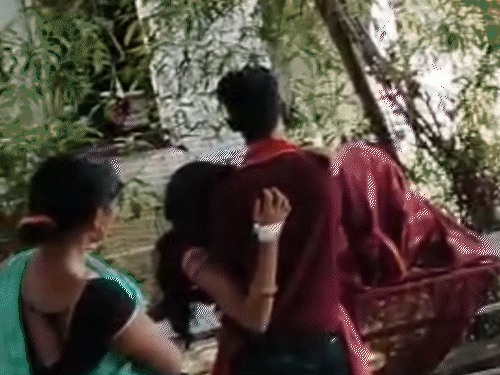 गर्भवती को जमुई सदर अस्पताल में नहीं मिला स्ट्रेचर:पति को गोद में उठाकर ले जाना पड़ा, रक्तस्राव से गर्भ में बच्चे की मौत