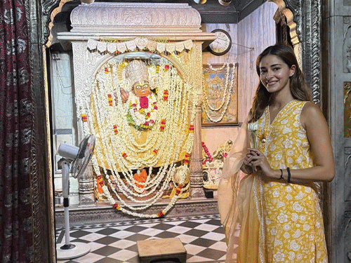 जयपुर में काले हनुमान मंदिर दर्शन करने पहुंचीं अनन्या पांडे:सिटी पैलेस में दोस्त से मिलीं, कार्तिक आर्यन के साथ शहर में चल रही शूटिंग