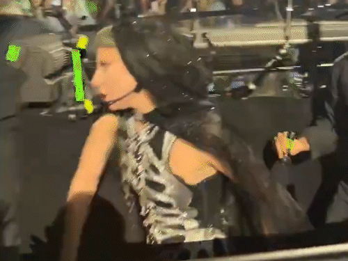 लास वेगास कॉन्सर्ट में हुई लेडी गागा की फजीहत:मंच पर जाते हुए धड़ाम गिरीं, दो बार लड़खड़ाईं, कैमरामैन भी गिरने से बाल-बाल बचा