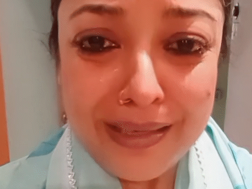 रोते-बिलखते तनुश्री दत्ता ने लगाई मदद की गुहार:कहा- मुझे मेरे ही घर में हैरेस किया जा रहा है, कोई मदद करो, इससे पहले देर हो जाए