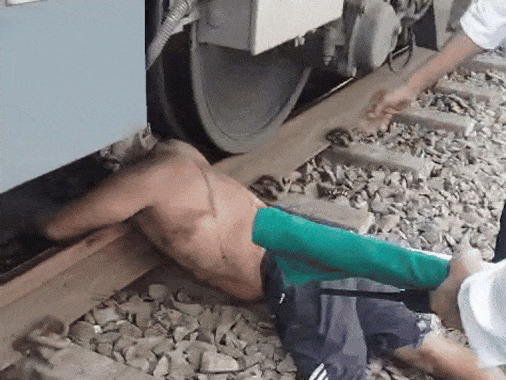 ट्रेन रुकते ही पटरी पर लेटे युवक ने किया हंगामा:हरकत की वजह से दो ट्रेनें लेट; समझाने पर नहीं माना, लोगों ने हाथ-पैर बांधे