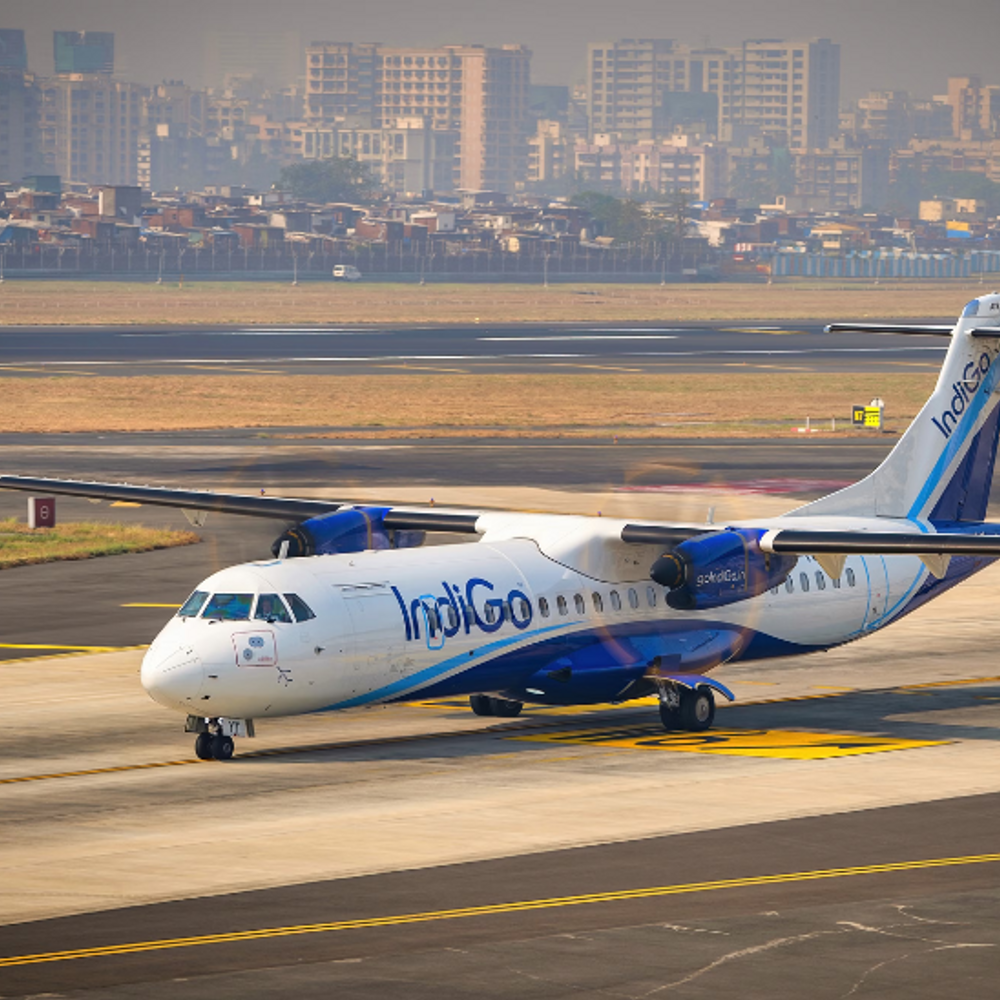 अहमदाबाद एयरपोर्ट पर टेकऑफ से पहले इंडिगो फ्लाइट में आग:पायलट ने मेडे कॉल भेजा; कल एअर इंडिया के विमान में आग लगी थी