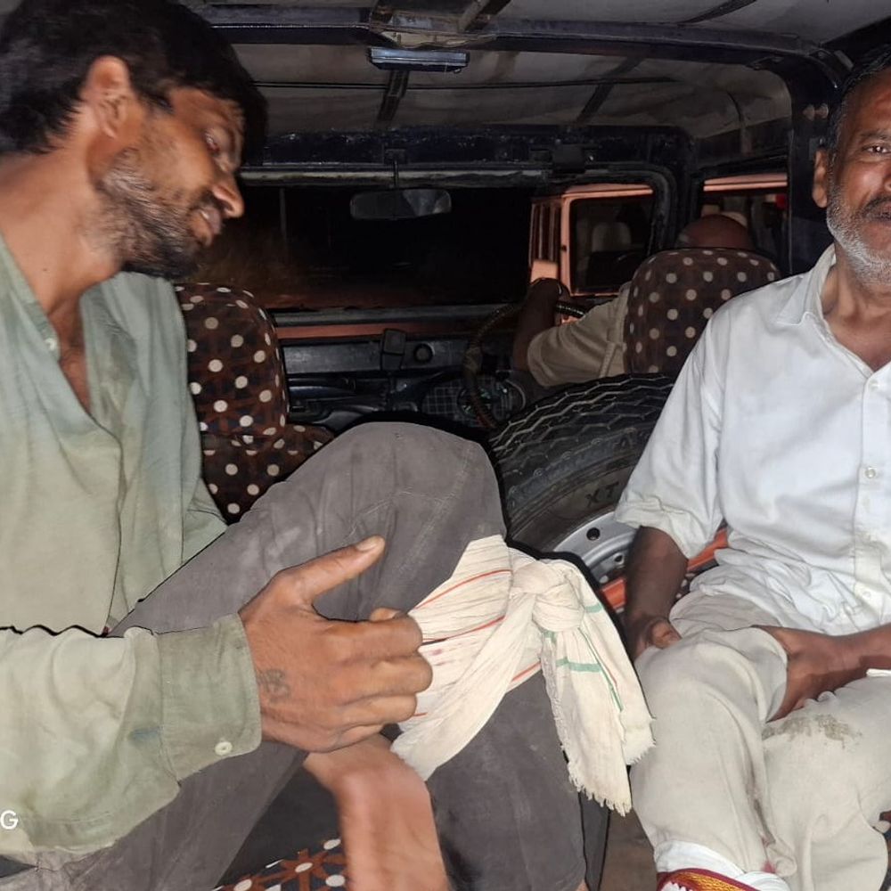 मथुरा में विद्युत तार चोरों से मुठभेड़:2 बदमाश घायल, 4 गिरफ्तार; 9 लाख के तार और 3 लाख नकद बरामद