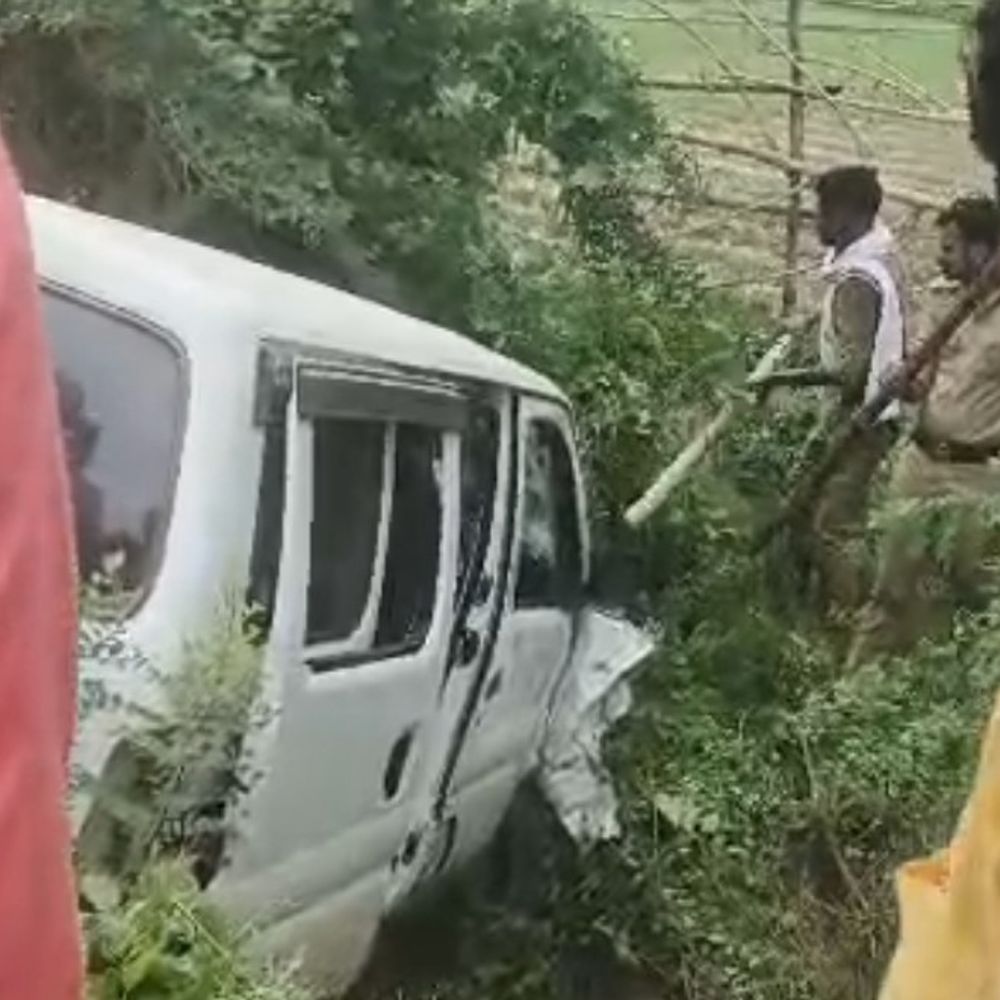 कार ने बाइक में मारी टक्कर, 10 फीट उछले मां-बेटे:मौत, कार चालक गंभीर; रिश्तेदारी से लौटते समय हुआ हादसा