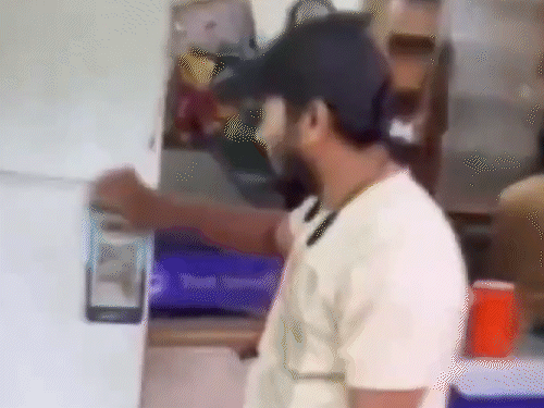 बेंगलुरु में दुकानों पर 'नो UPI' के बोर्ड लगे:GST नोटिस का विरोध; कर्नाटक सरकार झुकी, 3 साल का GST माफ किया