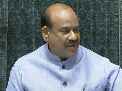 बिहार वोटर वेरिफिकेशन मामला- संसद में विपक्ष की नारेबाजी:स्पीकर बोले- तख्तियां लेकर आने पर सदन नहीं चलेगा, कांग्रेस सांसदों से कहा- ये आपके संस्कार नहीं