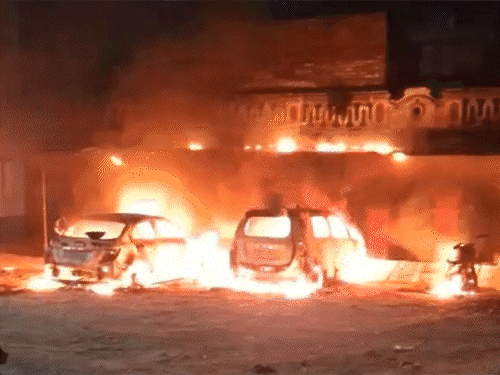 बिहार- स्क्रैप कारोबारी मर्डर में 'AK-47 गैंग' का कनेक्शन:मुजफ्फरपुर में जमीन के लिए मारी गोली; भीड़ ने आरोपी के घर के बाहर गाड़ियां फूंकीं