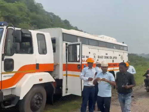 धनबाद माइंस हादसा; NDRF कर रही रेस्क्यू:अवैध कोयला माइंस धंसने से दबे 9 मजदूर, हादसे वाली जगह पहुंचे सांसद सहित कई लोग