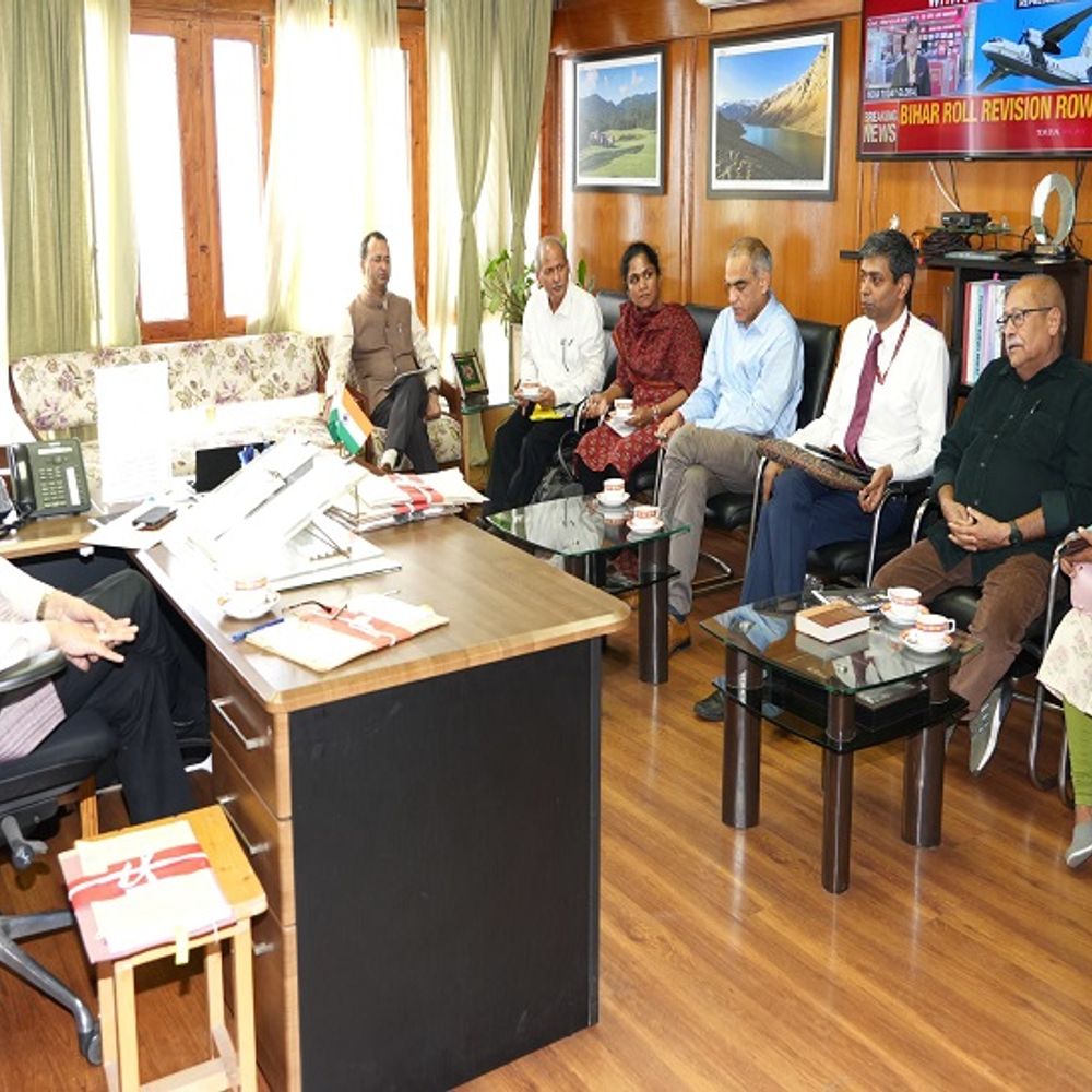 हिमाचल में बादल फटने की घटनाओं की स्टडी शुरू:केंद्रीय टीम ने मुख्य सचिव के साथ की मीटिंग; क्लाउड-बर्स्ट के एविडेंस एकत्र करने में जुटी