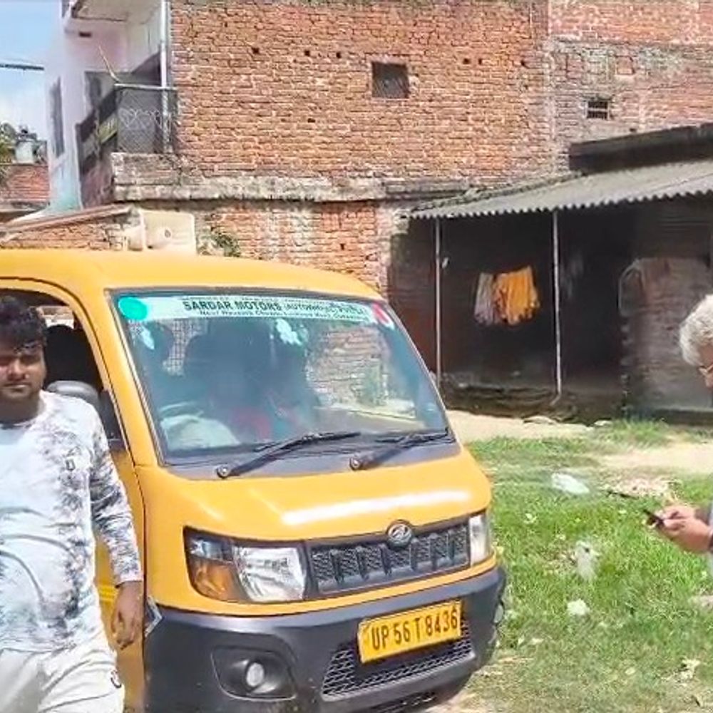 स्कूल वाहन और ओवरलोड ट्रक सीज:महराजगंज में 52 वाहनों का चालान, ₹2 लाख जुर्माना वसूला