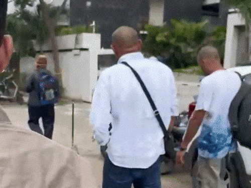 अहमदाबाद प्लेन क्रैश में इकलौते बचे विश्वास कुमार सदमे में:पिता बोले- बेटा रात-रातभर नहीं सोता, चिंता में उसकी मां भी बीमार हो गई