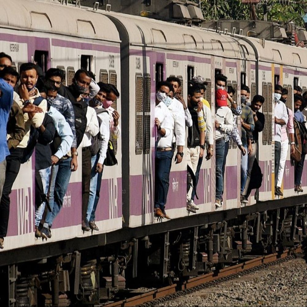 मुंबई लोकल में 2024 में 2,282 लोगों की मौत:ट्रैक पार करने और चलती ट्रेन से गिरना मुख्य वजह; 10 साल में 26500 मौतें