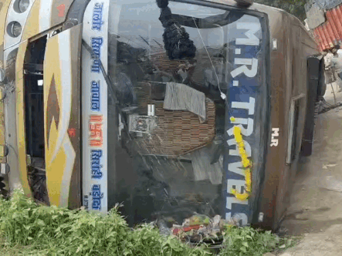 बेकाबू होकर प्राइवेट ट्रेवल्स पलटी, 15 घायल:सड़क पर गड्ढों से बिगड़ा था बैलेंस, राहगीरों और स्थानीय निवासियों ने मदद की