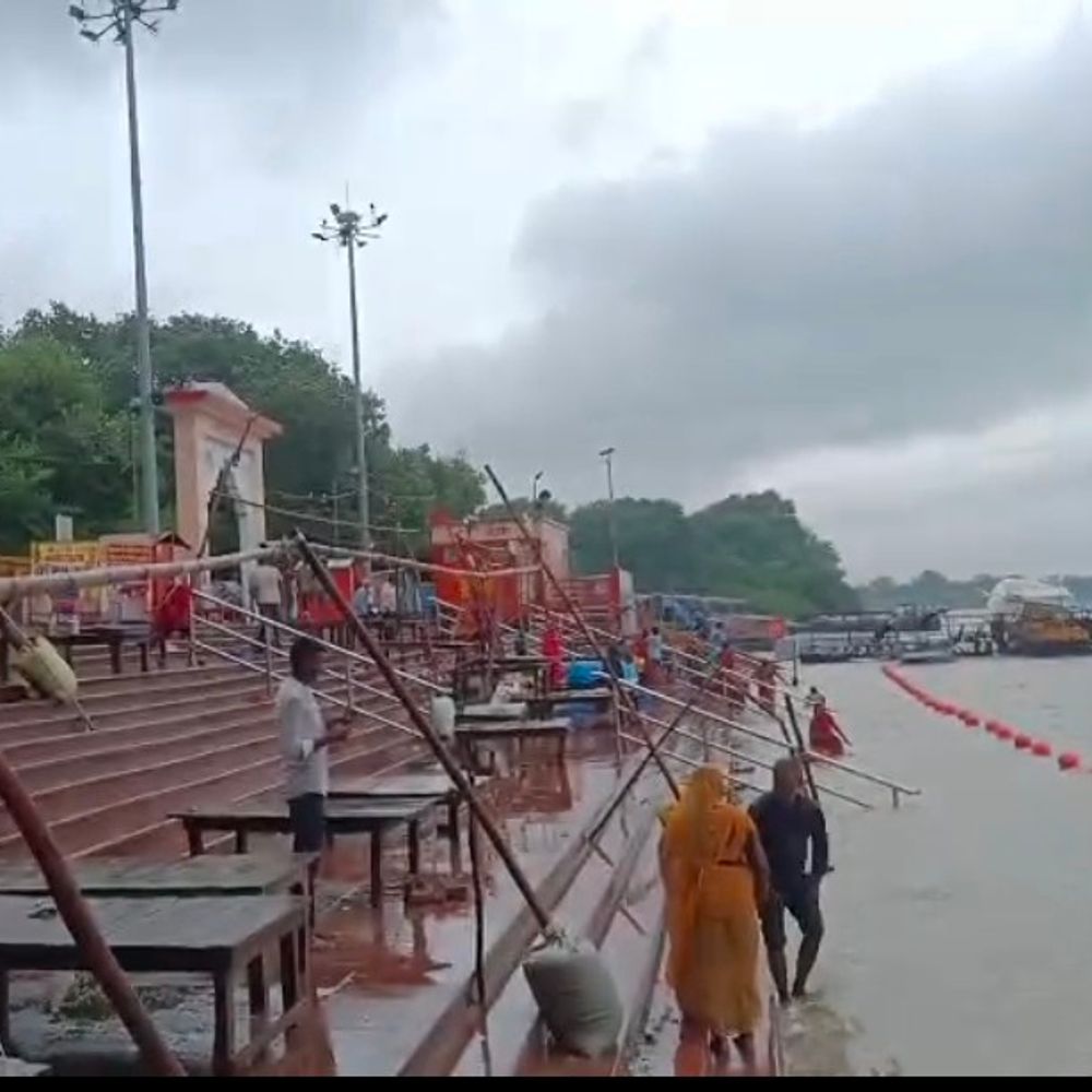 गंगा स्नान के दौरान वृद्धा का पैर फिसला:गोताखोरों ने निकाला बाहर, इलाज के दौरान मौत