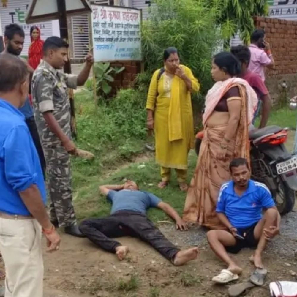 कार ने बाइक मारी टक्कर, 2 युवक के पैर टूटे:सूरजपुर के नेशनल हाईवे- 44 पर हादसा, ड्राइवर की तलाश में जुटी पुलिस