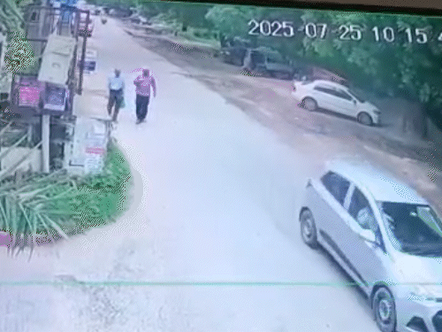 गांधीनगर में नशे में धुत कार-चालक ने 4 को रौंदा:चारों की मौके पर ही मौत, तीन की हालत गंभीर; घटना का VIDEO देखें