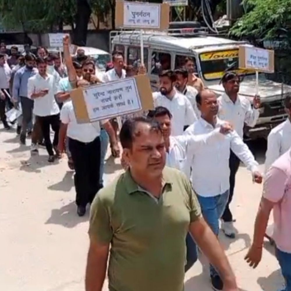 न्यायिक कर्मचारियों की अनिश्चितकालीन हड़ताल जारी:रैली निकालकर जताया विरोध, कोर्ट में का ठप