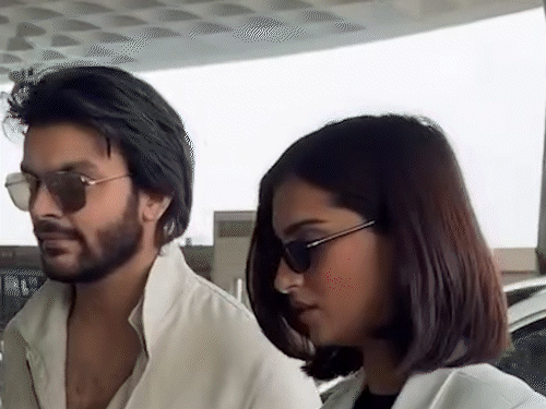 फैशन इवेंट में दिखा तारा-वीर का रोमांटिक अंदाज:एक्टर को फ्लाइंग किस देते आईं नजर, फैशन वीक से शुरू हुई थी प्यार की खबरें