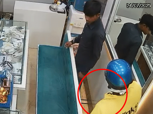 डिलीवरी बॉय बनकर बदमाशों ने ज्वेलरी शॉप लूटी, VIDEO:गाजियाबाद में कारोबारी को गन पॉइंट पर लिया; 6 मिनट में 35 लाख के गहने ले गए