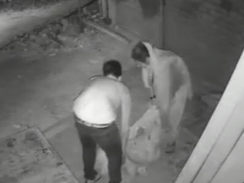 अयोध्या में बुजुर्ग महिला को घरवालों ने सड़क पर फेंका:रात 2 बजे ई-रिक्शा में लाए, सड़क पर चादर ओढ़ाई; कई घंटे पड़ी रही...मौत