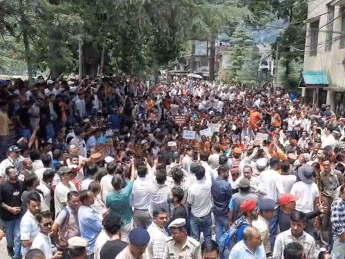 हिमाचल में PM के ड्रीम प्रोजेक्ट का विरोध:प्रदर्शनकारी बोले-बिजली महादेव रोप-वे मंजूर नहीं, कुल्लू-मंडी में सड़कों पर उतरे लोग; कंगना भी इसके खिलाफ