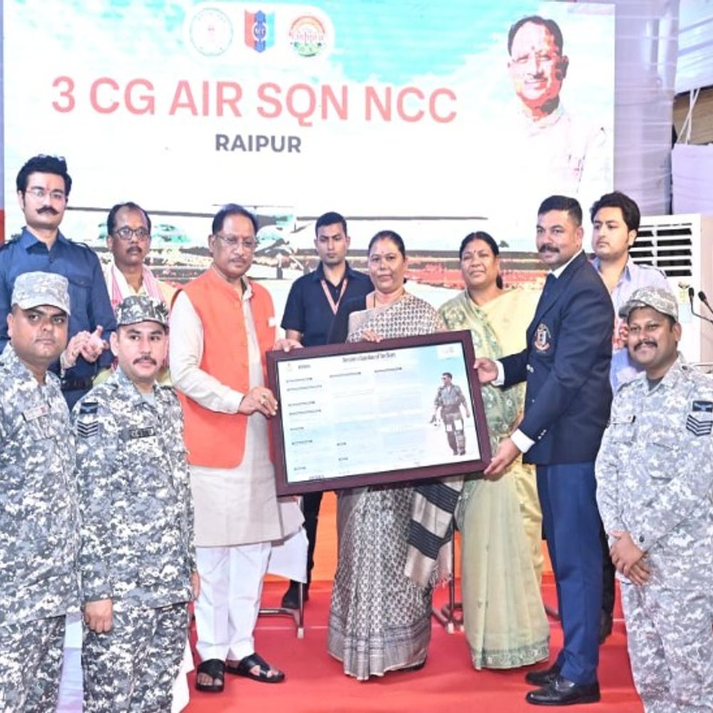 जशपुर के पीएमश्री स्कूल में शुरू होगी एनसीसी एयर स्क्वॉड्रन:मुख्यमंत्री साय से छात्रों ने की मुलाकात, युवाओं को करियर बनाने में मिलेगी मदद