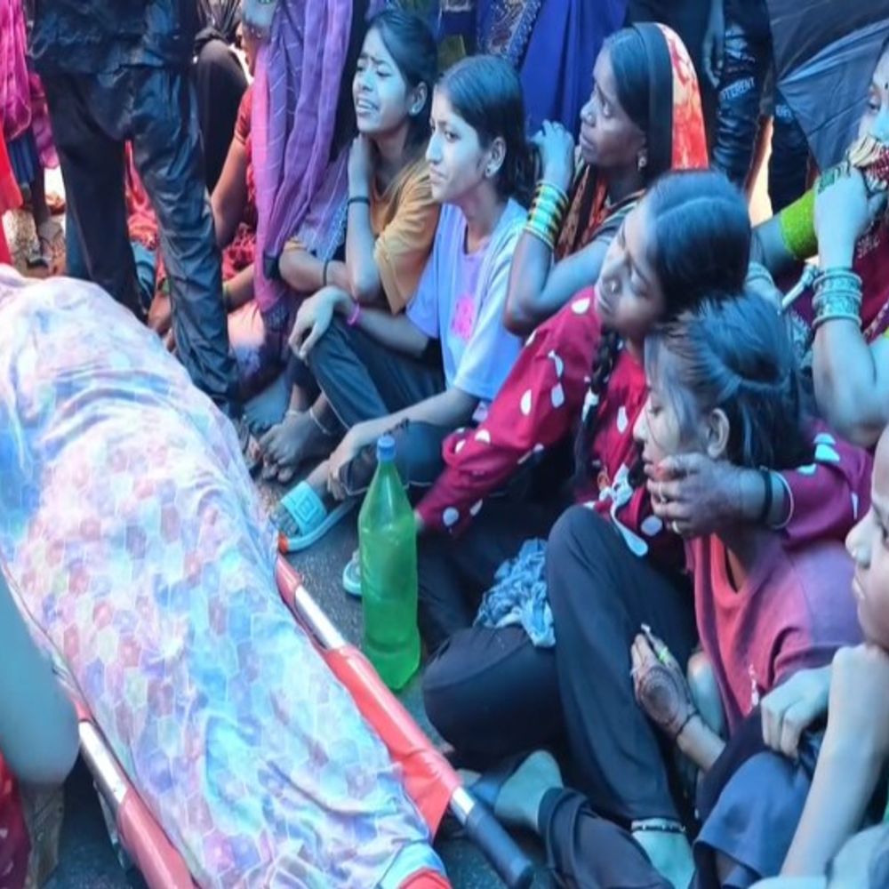 पुलिस को देखकर नदी में कूदा युवक, मौत:बालोद में शव रखकर किया चक्काजाम;पुलिसकर्मियों से झूमाझटकी, परिजन बोले-पुलिस डूबते हुए देखती रही