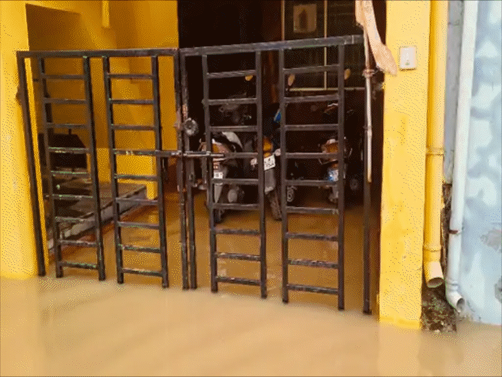 करंट से रिटायर्ड प्रोफेसर की मौत...घर में भरा था पानी:इन्वर्टर का प्लग निकालते वक्त चपेट में आए,पेंड्रा में पुल बहा; 6 जिलों में रेड-अलर्ट