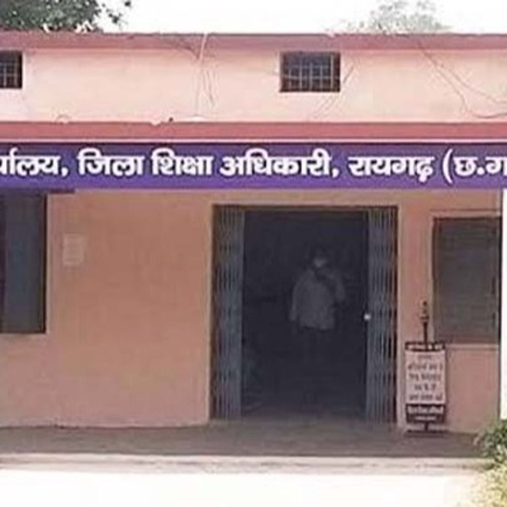 सरकारी स्कूल में अनुपस्थित सहायक शिक्षक निलंबित:संकुल प्राचार्य के निरीक्षण में हुआ खुलासा, रायगढ़ में DEO ने आदेश जारी किया