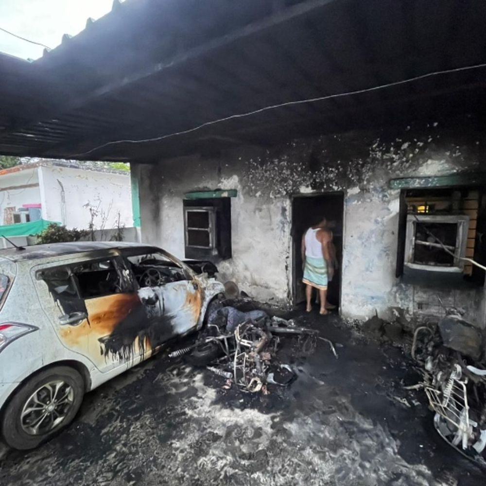 टीचर ने पड़ोसी के घर खड़ी कार-बाइक को जलाया:अपनी बाइक से पेट्रोल निकालकर ले गया, फिर लगाई आग; मनमुटाव रखता था