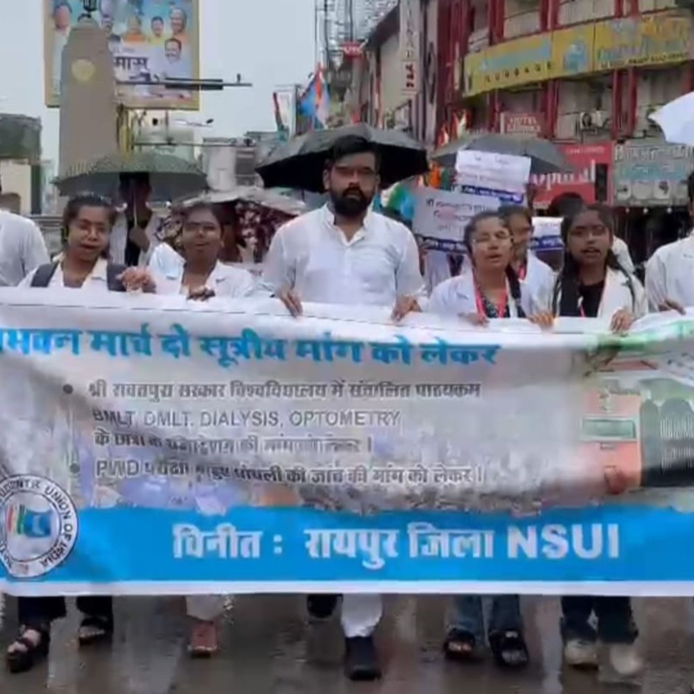 PWD परीक्षा में गड़बड़ी को लेकर NSUI का प्रदर्शन:रावतपुरा में चल रहे मेडिकल कोर्स बंद करने की मांग,पुतला दहन के दौरान पुलिस से धक्का-मुक्की