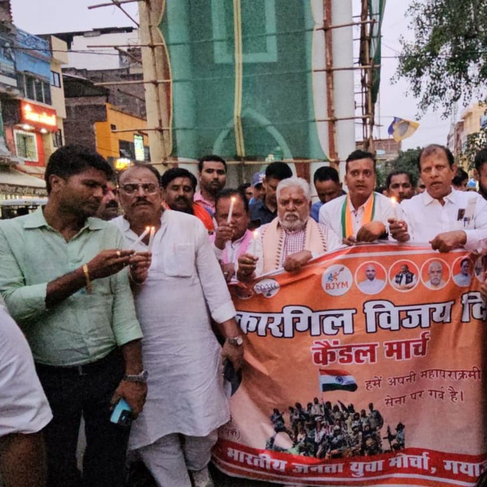 कारगिल विजय दिवस पर भाजयुमो का कैंडल मार्च:वीरों को दी श्रद्धांजलि, युवाओं ने 'भारत माता की जय' के लगाए नारे