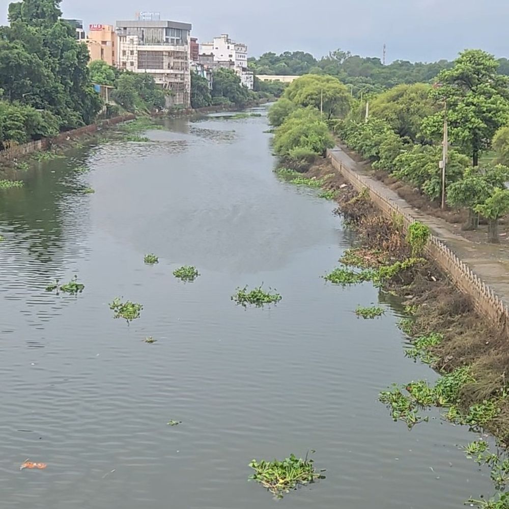 बाढ़ का पानी उतरा, दिखने लगा वरुणा कारिडोर:06 फीट तक नीचे आई वरुणा, अब संक्रामक रोग का खतरा