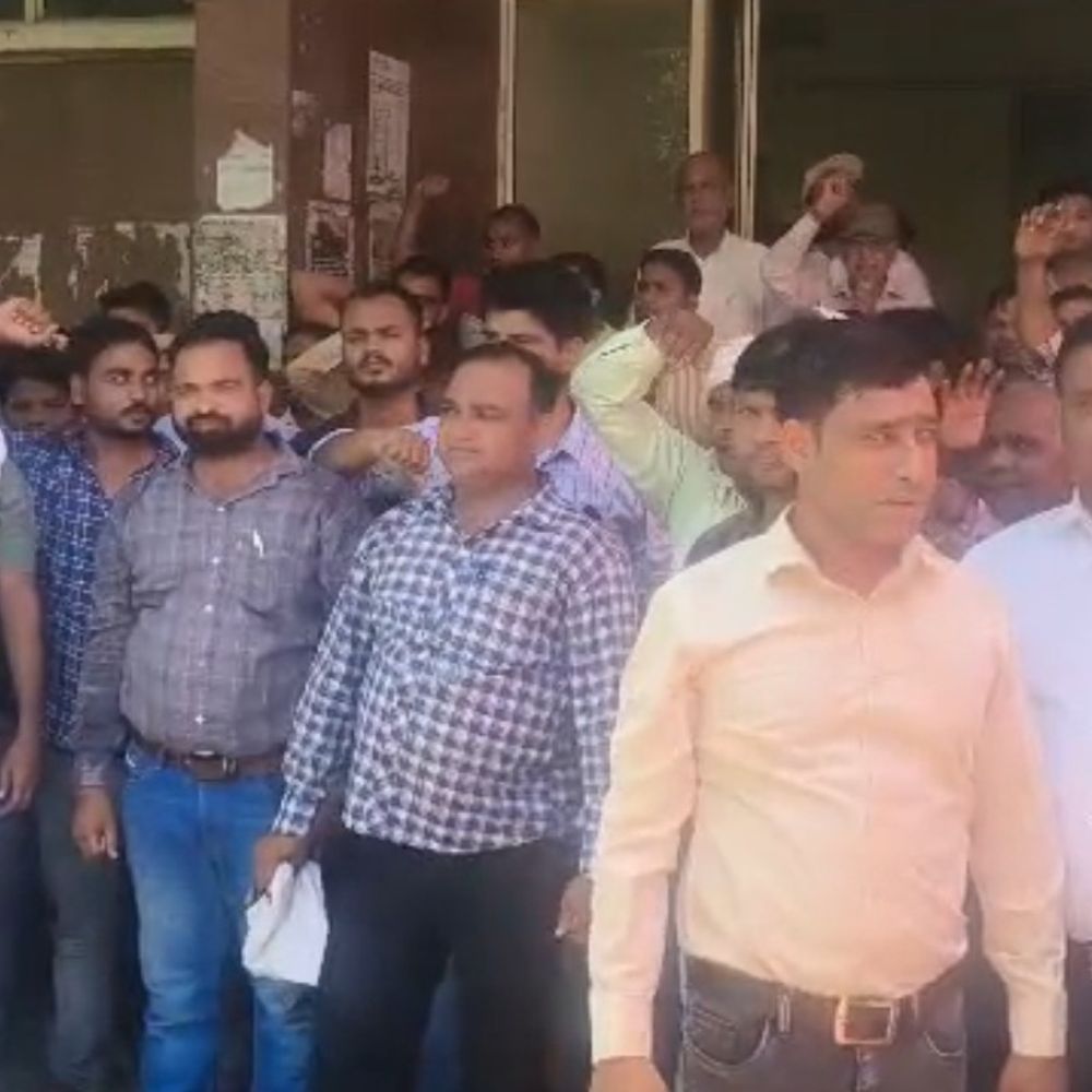 वेतन न मिलने और अफसरों के दुर्व्यवहार पर भड़के जेई:बुलंदशहर में अवर अभियंताओं ने किया अधीक्षण अभियंता कार्यालय का घेराव