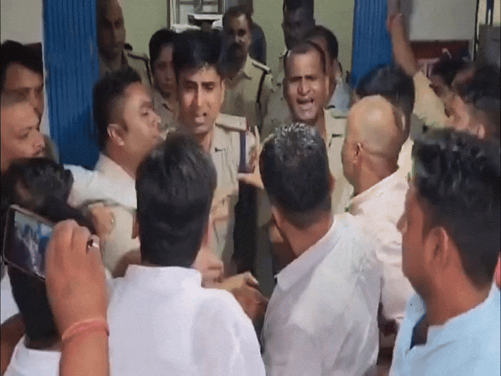 महिला सीएसपी पर हमला करने दौड़े पूर्व विधायक और समर्थक:रीवा के चोरहटा थाना प्रभारी ने हाथ जोड़कर शांत रहने के लिए कहा; वीडियो सामने आया