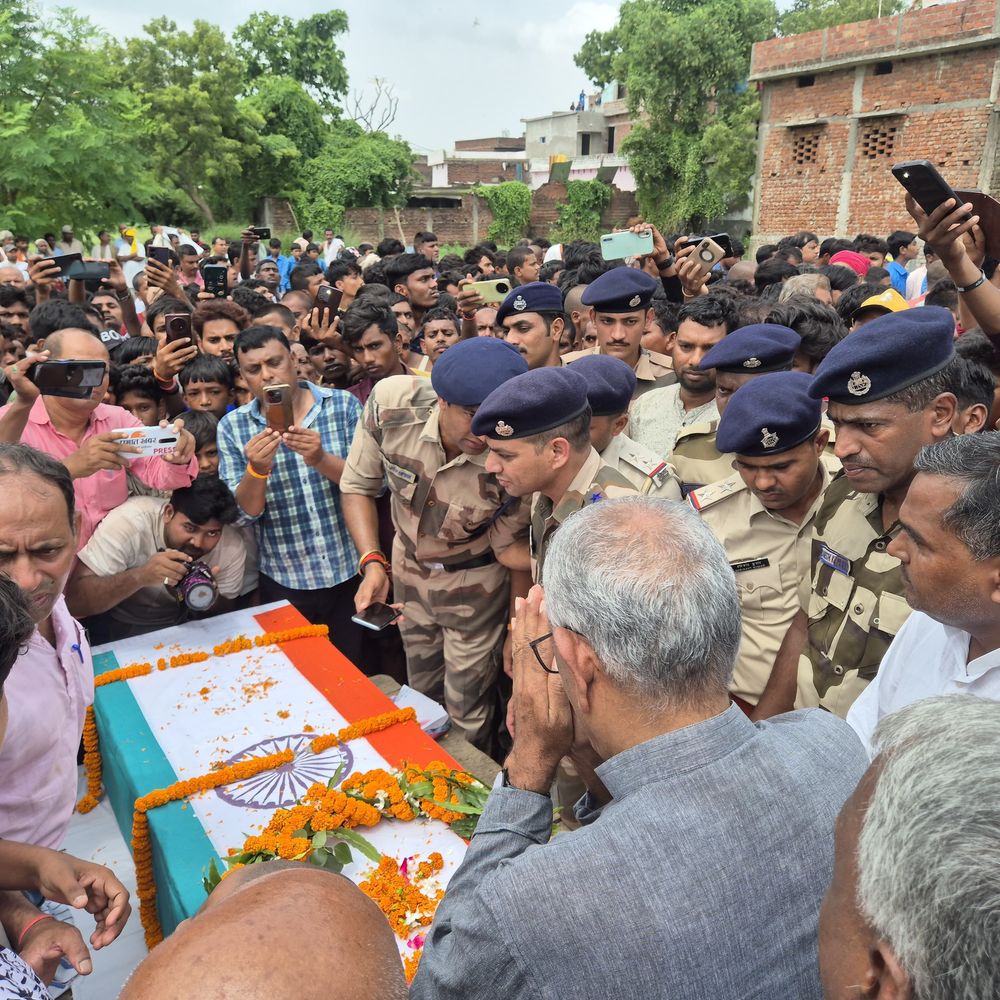 अरवल में सड़क दुर्घटना में CISF जवान की मौत:विधायक ने पैतृक गांव पहुंचकर दी श्रद्धांजलि, परिवार को मुआवजे की मांग